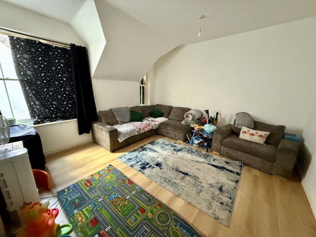 Lot: 113 - SIX FLATS FOR INVESTMENT - James House Flat 4 Living room